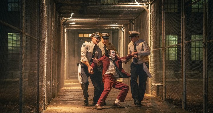 Az amúgy nem szadista őrök sem mindig bánnak kesztyűs kézzel Arthurral (Joaquin Phoenix) az Arkham Intézetben