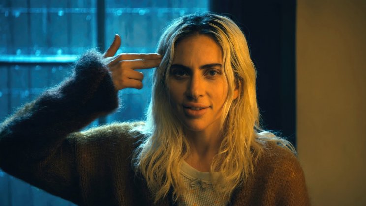 Harleen Quinzel (Lady Gaga) hamar megtalálja a közös hangot Jokerrel