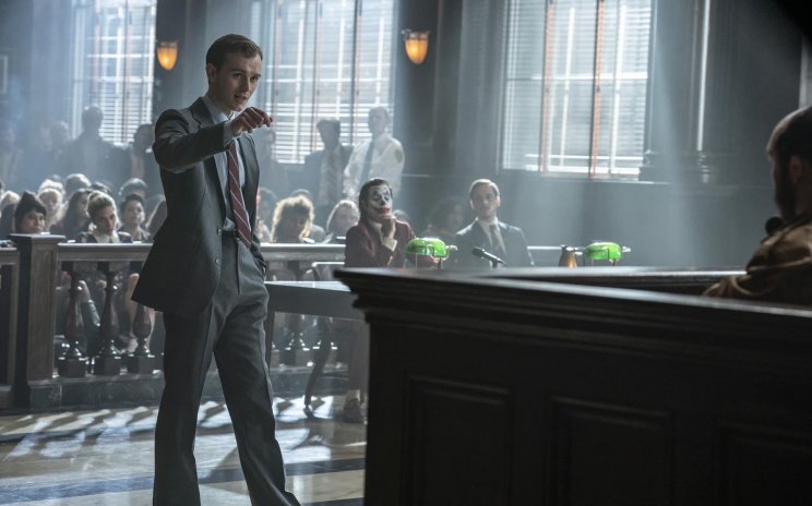Harvey Dent (Harry Lawtey) kerületi ügyész mindent elkövet azért, hogy elítéljék a közveszélyes gyilkost