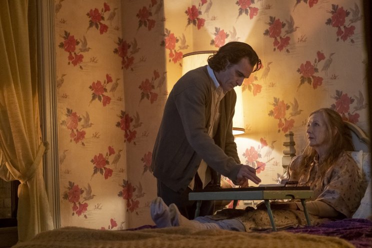 Arthur szorgosan ápolja beteg édesanyját, Penny-t (Frances Conroy)