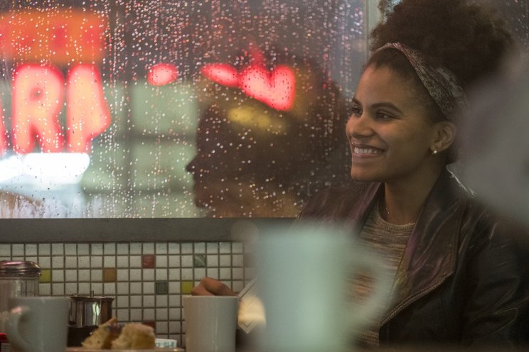 A csinos szomszéd, Sophie (Zazie Beetz) reményt nyújt Arthur számára