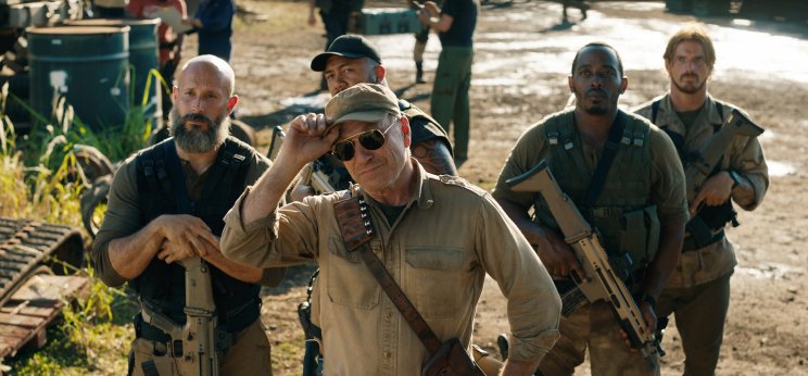 Wheatley (Ted Levine) és zsoldos csapata nem fél a dinóktól, pedig nem ártana