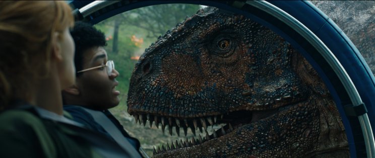 A IT-s Franklin (Justice Smith) sem vágyott arra, hogy ilyen közelről lásson dinoszauruszt