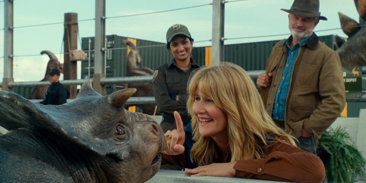 Dr. Ellie Sattler (Laura Dern) még mindig rajong a cuki dinókért, Dr. Alan Grant (Sam Neill) pedig Dr. Ellie Sattlerért