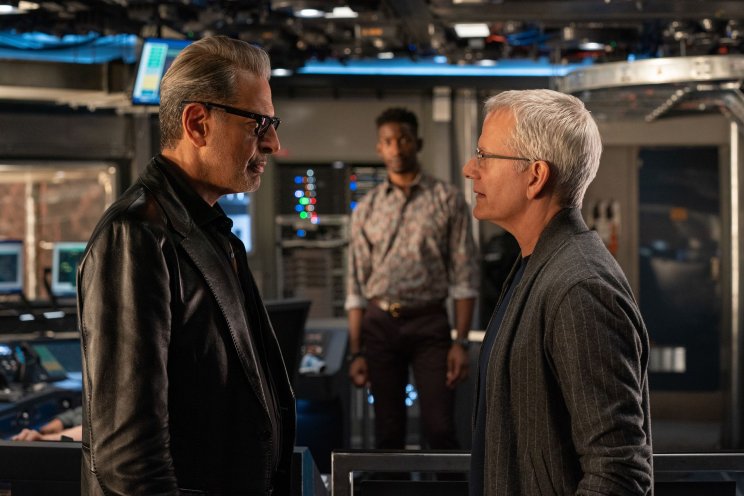 A Biosyn-vezér Dr. Lewis Dodgson (Campbell Scott) kikéri a szakértő Dr. Ian Malcolm (Jeff Goldblum) véleményét a kialakulóban lévő káosszal kapcsolatban