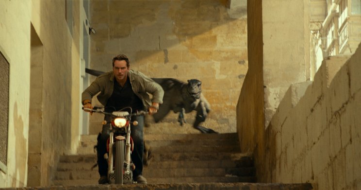 Owen Grady (Chris Pratt) sem először motorozik dinóval a nyomában