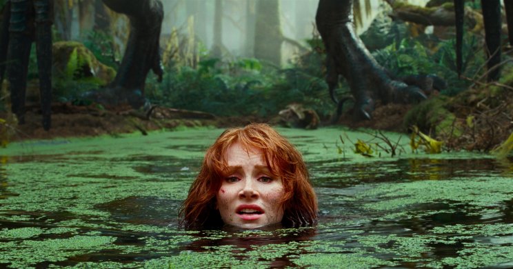 Claire Dearing (Bryce Dallas Howard) ezúttal magassarkú nélkül, ám nyakig a vízben kénytelen menekülni