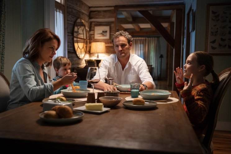 Dr. Louis Creed (Jason Clarke) és családja még nem találta meg az abroszt költözés után