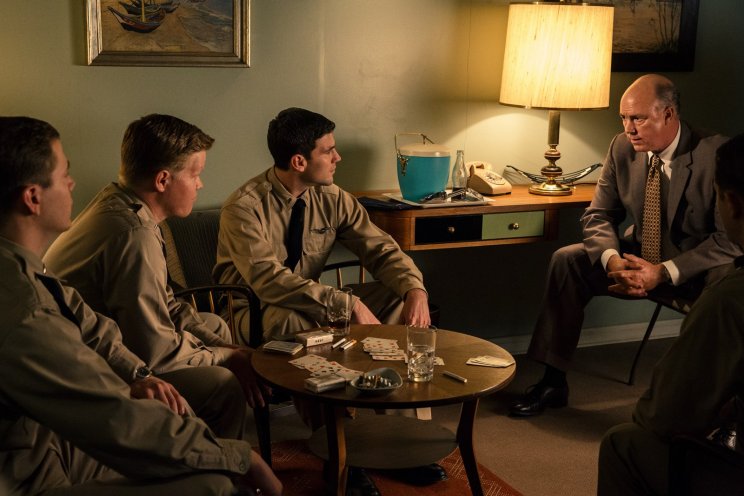 Gary Powers (Austin Stowell) és pilótatársai nem saját ötlet alapján szerveznek kirándulást a Szovjetunióba