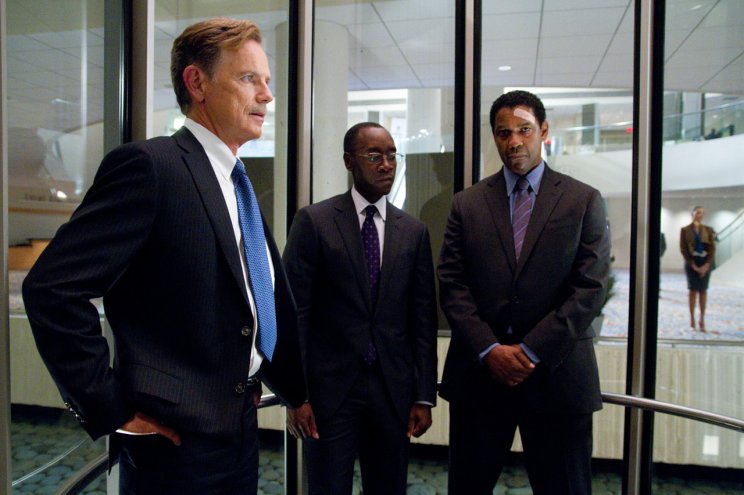 Charlie Anderson (Bruce Greenwood) és Hugh Lang (Don Cheadle) védelmében