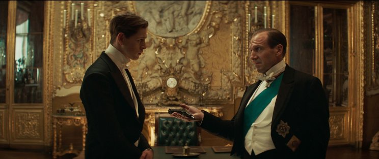 Orlando Oxford (Ralph Fiennes) szerint fia, Conrad (Harris Dickinson) nem tudja, mit akar