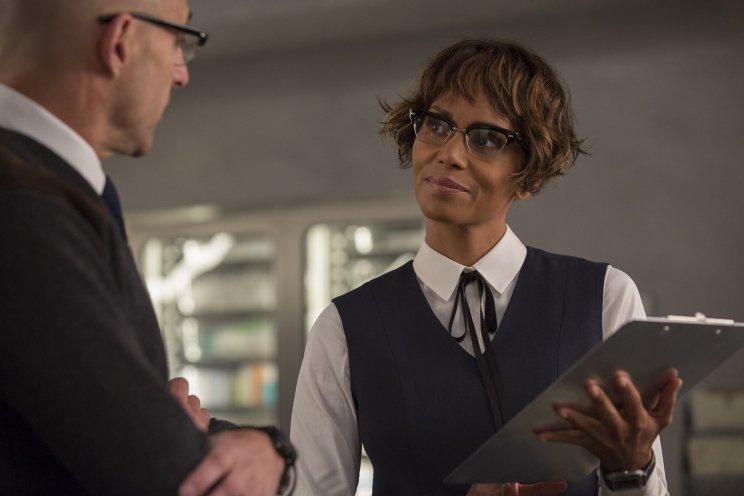 Gyömbérke (Halle Berry) ugyanaz a Statesmannek, mint Merlin a Kingsmannek
