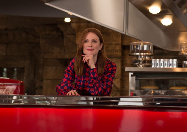 Poppy Adams (Julianne Moore) imádja a régi cuccokat, az új kütyüket és a kivégzéseket