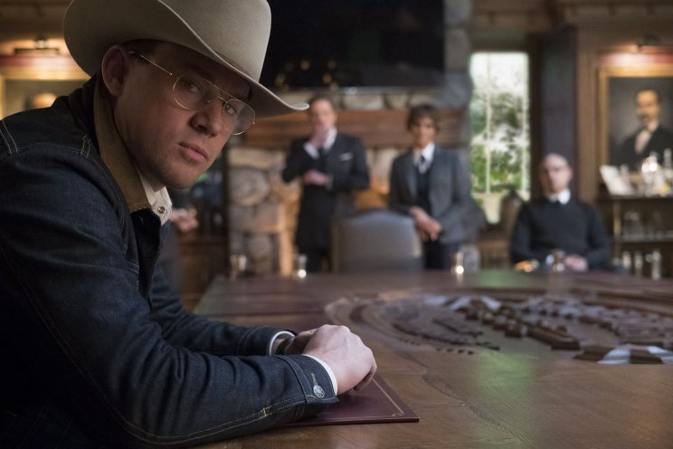 Tequila ügynök (Channing Tatum) a Statesmannél szintén szemüvegen keresztül nézi a többieket