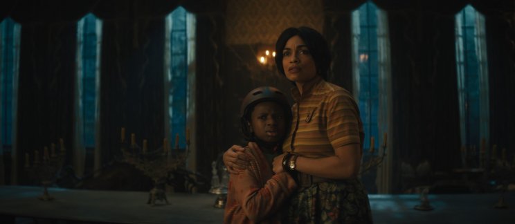 Gabbie (Rosario Dawson) és fia hamar rájön, hogy valami nem stimmel az új otthonukkal