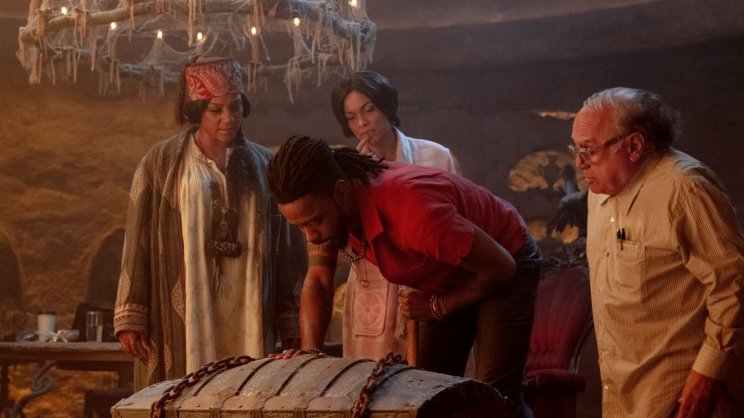 Ben (LaKeith Stanfield) és Davis professzor (Danny DeVito) igyekszik rájönni a ház titkára