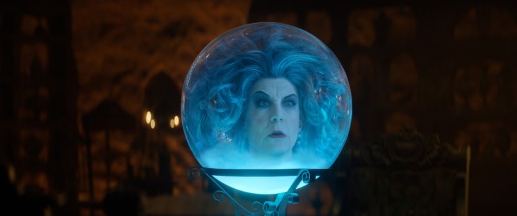 Madame Leota (Jamie Lee Curtis) rejtélyes módon egy kristálygömbben ragadt