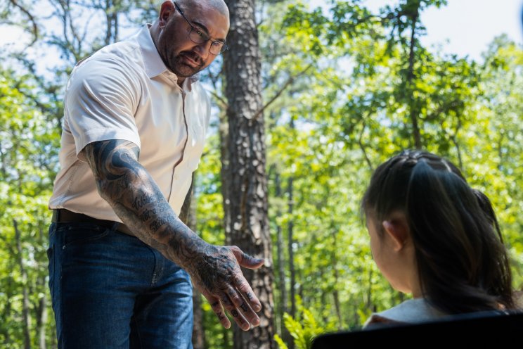Leonard (Dave Bautista) baráti jobbot ajánl a gyanútlan Wennek (Kristen Cui)