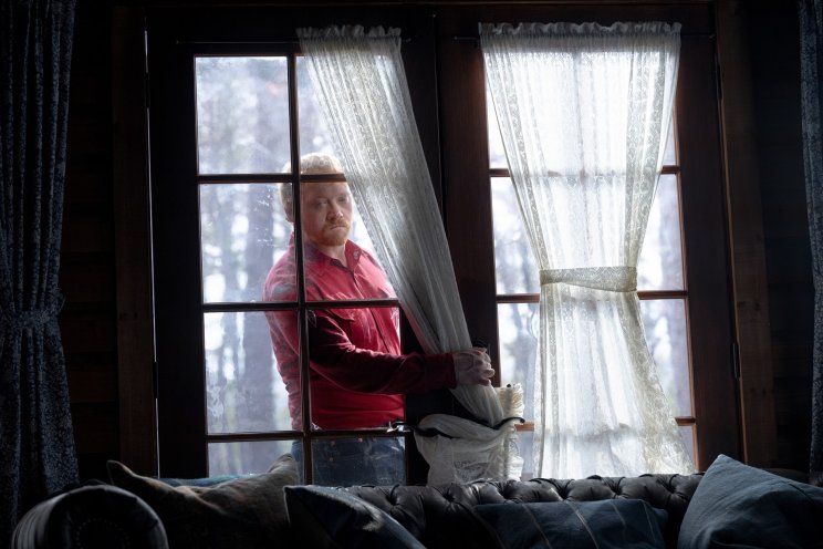 Redmond (Rupert Grint) erőszakos múltja néha még visszaköszön