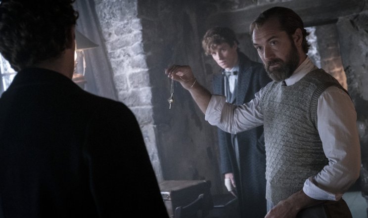 Dumbledore professzor (Jude Law) keze meg van kötve a Grindelwaldhoz fűződő varázslattal