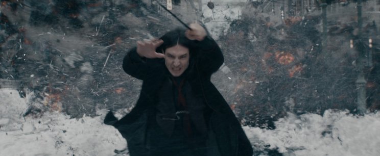 Crenence Barebone (Ezra Miller) enged a sötét oldal csábításának