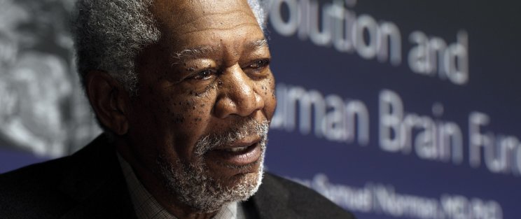 Samuel Norman professzor (Morgan Freeman) az agykapacitás növelésének lelkes kutatója
