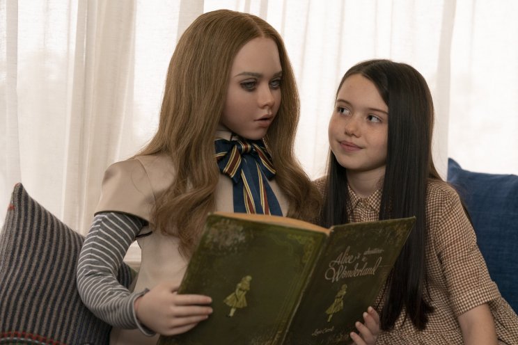 Cady (Violet McGraw) imádja, hogy M3GAN (Amie Donald) sosem unja meg a meseolvasást
