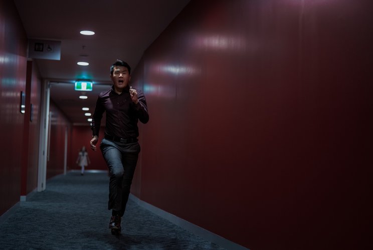 David (Ronny Chieng) jobbnak látja futásnak eredni