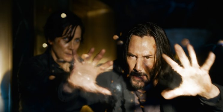 Trinity (Carrie-Anne Moss)  készséggel átengedi a golyókat Neonak