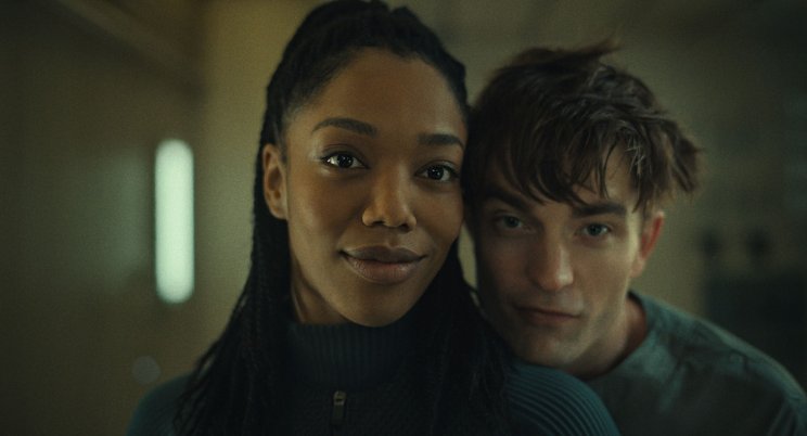 Nasha (Naomi Ackie) és Mickey 17 (Robert Pattison) minden nehézség ellenére boldogok egymással