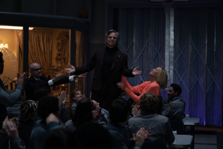 Kenneth Marshall (Mark Ruffalo) mindent elkövet azért, hogy az ő elképzelési szerint hódítsák meg az idegen bolygót