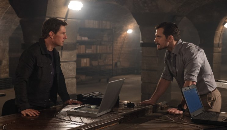 Ethan Hunt (Tom Cruise) és Walker ügynök (Henry Cavill) más vonalat képviselnek