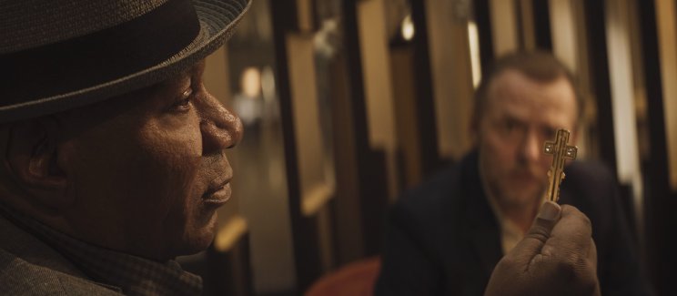Luther (Ving Rhames) és Benji (Simon Pegg) is a kulcs másik felét keresi