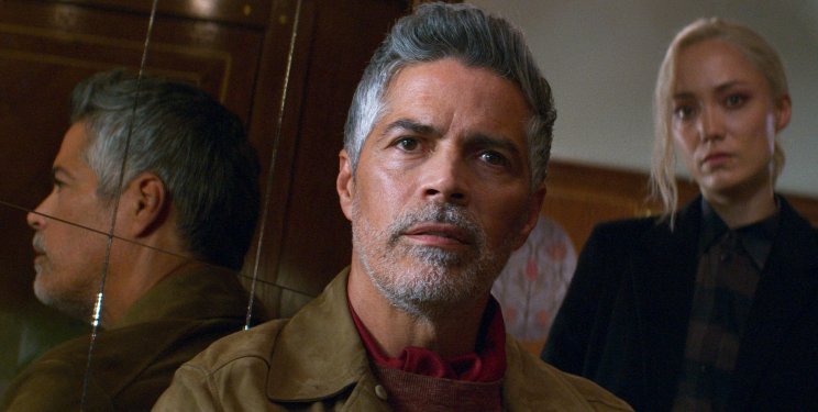 A bérgyilkos Paris (Pom Klementieff) is nehezen hiszi el, mekkora genya tud lenni a főnöke, Gabriel (Esai Morales)