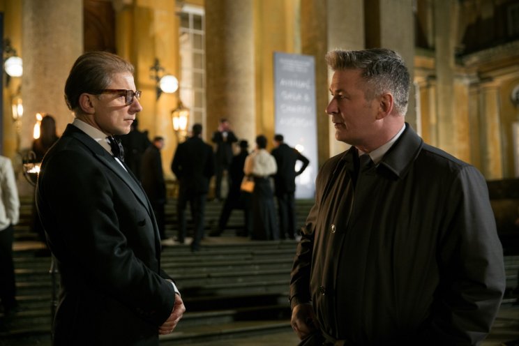Hunley igazgató (Alec Baldwin) kedélyesen elcseveg angol kollégájával
