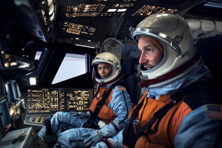 Jo Fowler (Halle Berry) és Brain Harper (Patrick Wilson) együtt élnek túl egy űrszerencsétlenséget, ám csak az utóbbit vonják felelősségre