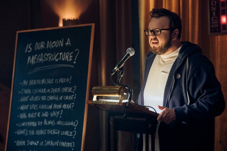 K.C. Houseman (John Bradley) kész elmélettel rendelkezik a Hold különös viselkedésére