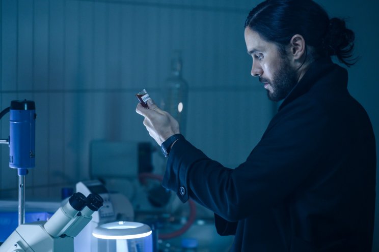 Dr. Michael Morbius (Jared Leto) attól sem riad vissza, hogy magán kísérletezzen