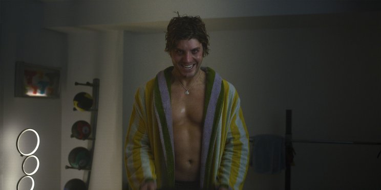Lewis Fregoli (Lukas Gage) mosolya nem tűnik teljesen... hmm, őszintének??