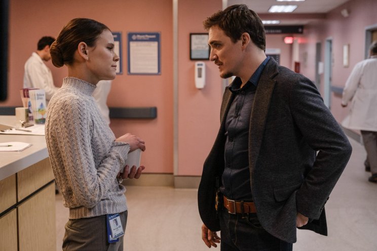 Dr. Cotter (Sosie Bacon) zsaru exe, Joel (Kyle Gallner) aggódik a morbid eset után