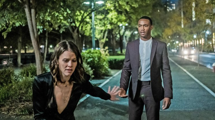 Többé már vőlegénye, Trevor (Jessie T. Usher) sem tudja hová tenni Rose viselkedését
