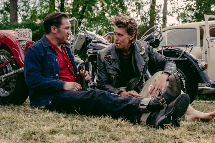 Johnny (Tom Hardy) nem vágja, miért kerül folyton bajba Benny, de mindig kihúzza a slamasztikából