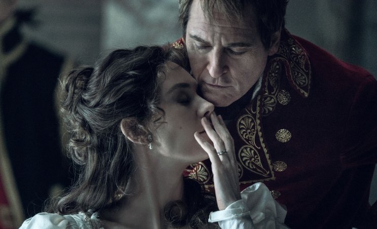 Jozefina (Vanessa Kirby) nem utasítja vissza a nagynevű udvarló közeledését