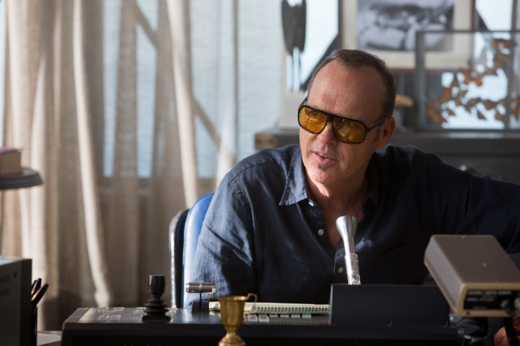 Monarch (Michael Keaton) frankón megmondja, mi a szitu