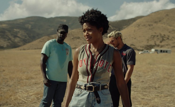 O.J. (Daniel Kaluuya), Em (Keke Palmer) és a kütyüfelelős Angel (Brandon Perea) felméri a lehetőségeket