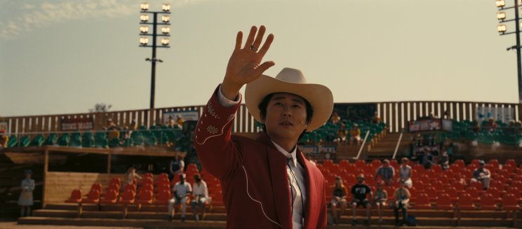Ricky Park (Steven Yeun) attrakciót szervez a fura égi jelenségre építve