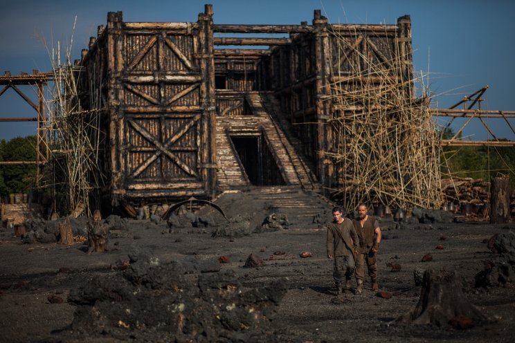 Noé és középső fia, Ham (Logan Lerman) felügyeli a bárka építését