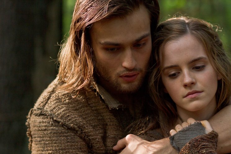 Noé legnagyobb fia, Shem (Douglas Booth) féltőn öleli kedvesét, Ila-t (Emma Watson)