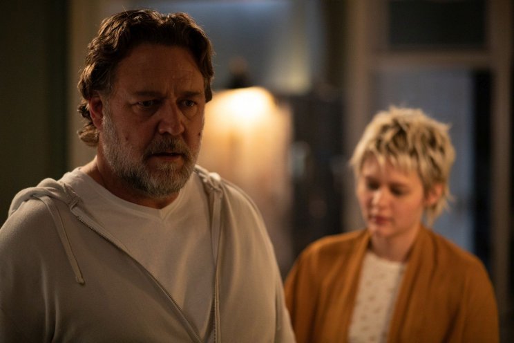 Anthony (Russell Crowe) és lánya, Lee (Ryan Simpkins) nem könnyen, de azért kijönnek egymással