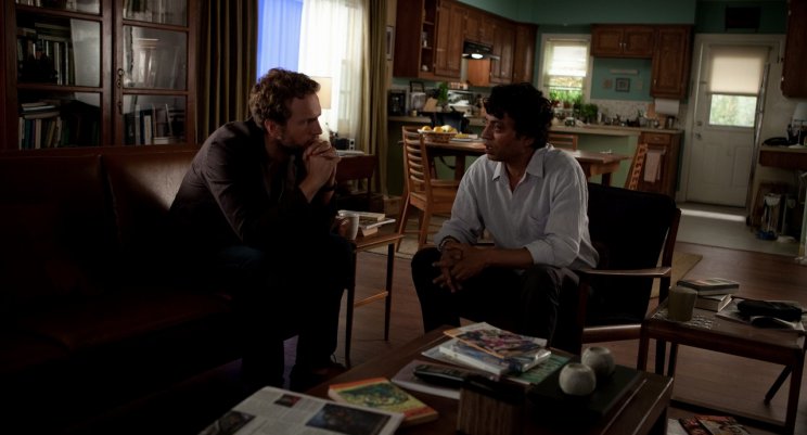 A sokat megélt Pi (Irfan Khan) mesél a sztorira éhes írónak (Rafe Spall)